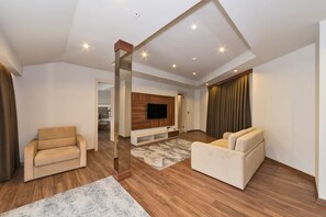 Family Suite Room  | 起居區 |  LCD 液晶電視