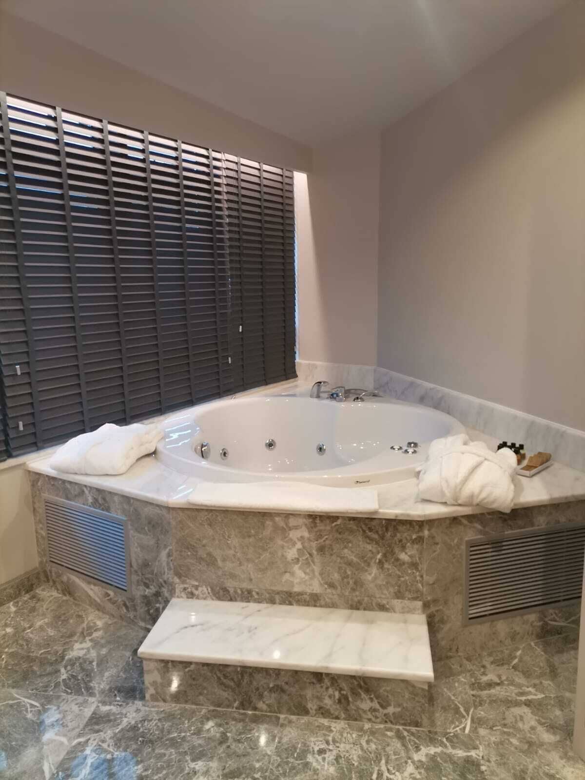 superior suite room with sea view | jetted bathtub