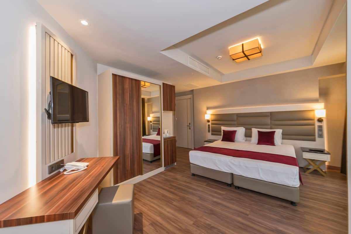 2 bedrooms, minibar, in-room safe, desk
