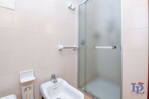 Apartment, 2 Schlafzimmer | Dusche im Bad