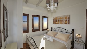Un dormitorio con cama, candelabro y un cuadro en la pared.