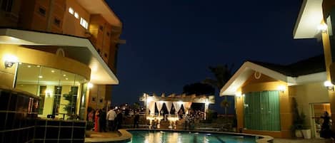 Indoor pool, pool loungers