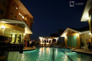 Piscina interna, 2 piscinas externas, espreguiçadeiras