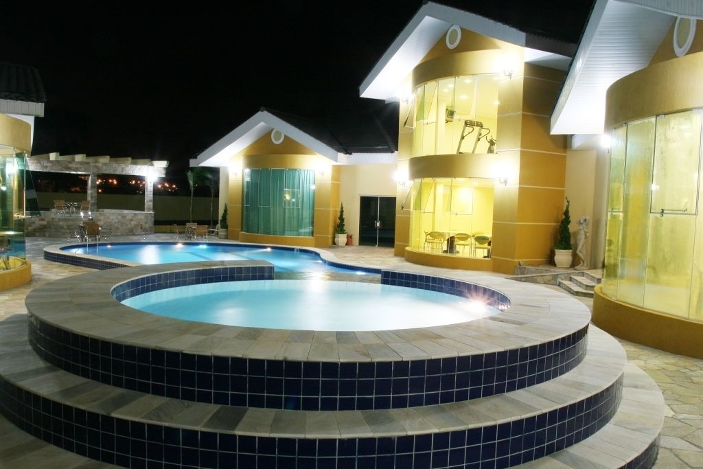Piscina interna, 2 piscinas externas, espreguiçadeiras