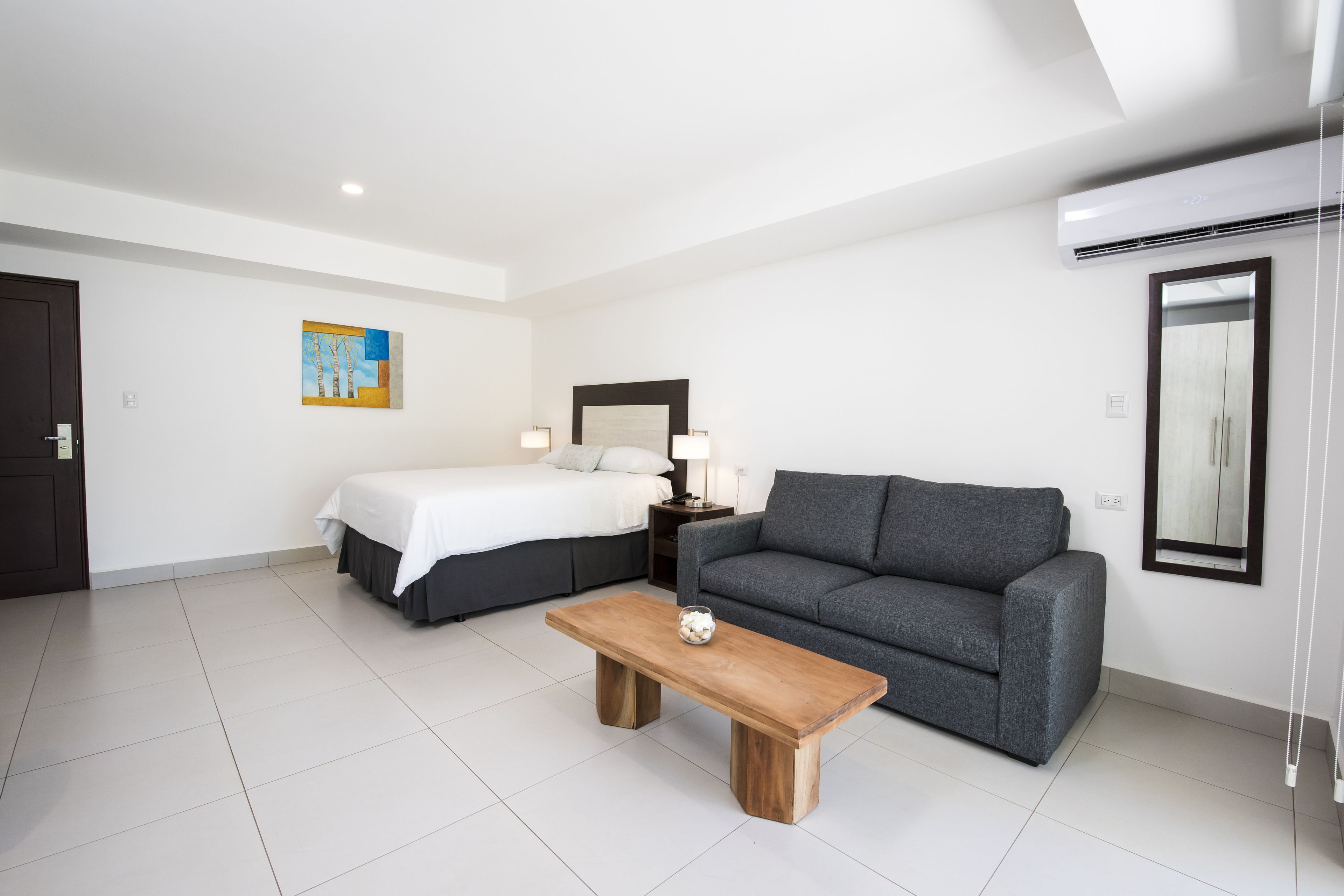 Caja de seguridad en la habitación y escritorio 