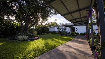 Un espacio al aire libre cubierto con un sendero de hormigón que lleva a un edificio.