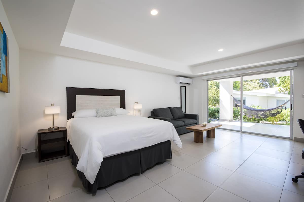 Premium suite, 1 queensize bed met slaapbank | Een kluis op de kamer, een bureau, geluiddichte muren