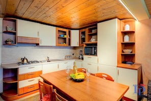 Appartement, 1 chambre | Coin cuisine privé | Grand réfrigérateur, micro-ondes, four, plaque de cuisson