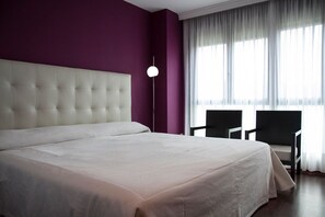 أغطية فراش متميزة وخزنة داخل الغرفة ومكتب وأسرّة أطفال/رضّع (مجانًا)