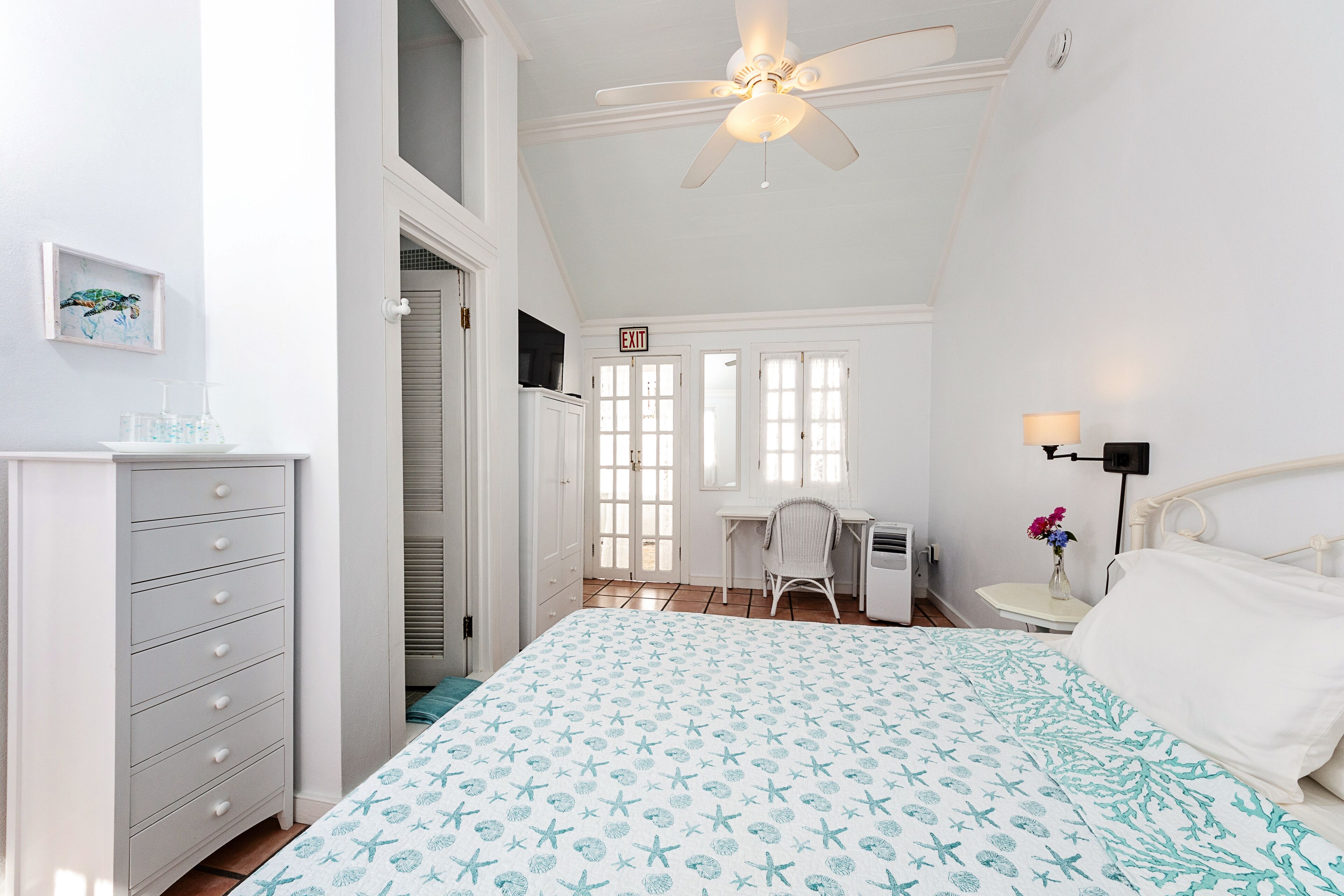 superior room, 1 king bed, harbour view | 1 bedroom, premium bedding, in-room safe, individually decorated