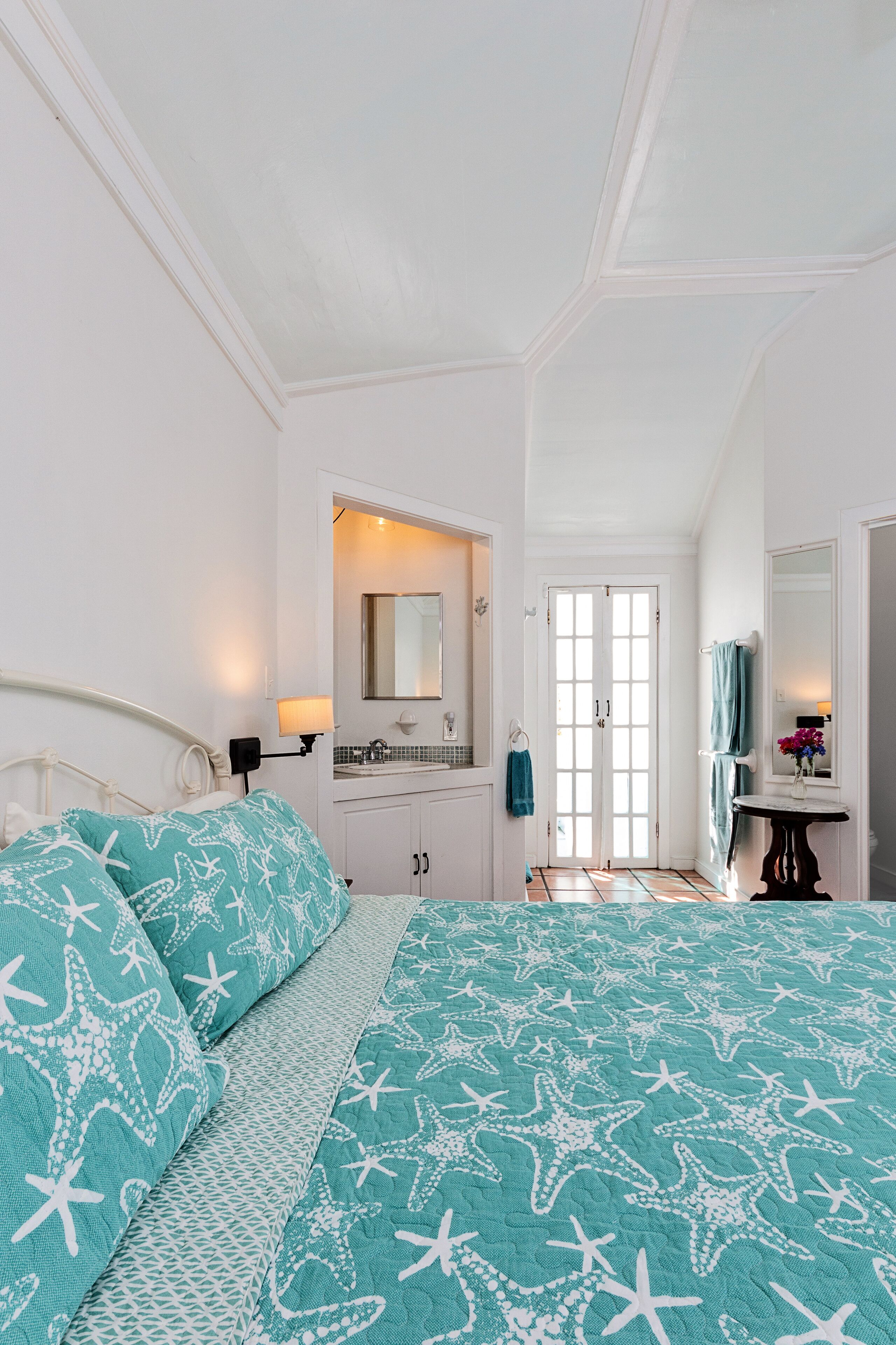 premium room, 1 king bed, balcony, harbour view | 1 bedroom, premium bedding, in-room safe, individually decorated