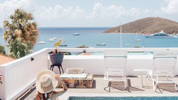 Piscine extérieure, chaises longues