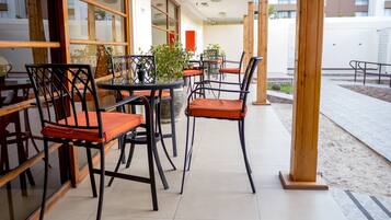 S'hi serveixen esmorzars, dinars, sopars i plats de cuina peruana