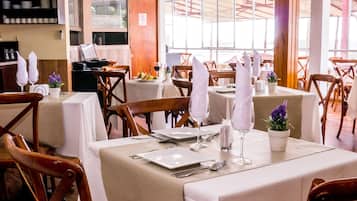 S'hi serveixen esmorzars, dinars, sopars i plats de cuina peruana