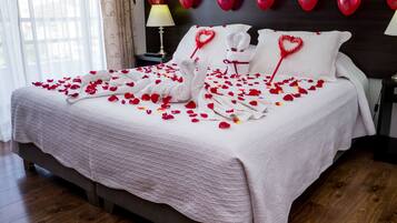 Single Room, 1 King Bed | In-room safe, iron/ironing board, free WiFi, bed sheets