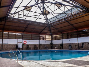 Piscina coberta i piscina a l'aire lliure