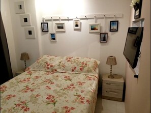 Apartment | Blackout drapes, iron/ironing board, free WiFi, bed sheets