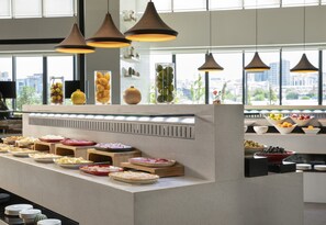 Petit déjeuner à emporter (15 EUR par personne)