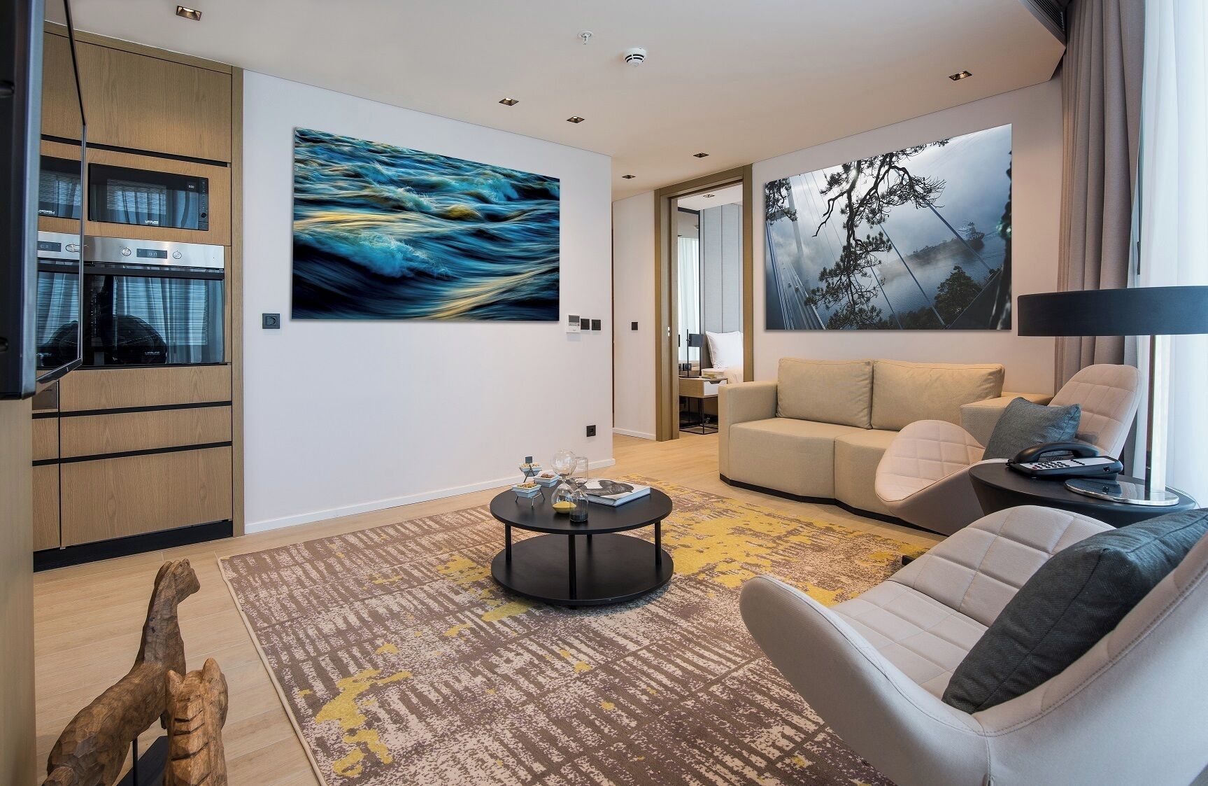 Departamento, 2 habitaciones, vista a la ciudad | Área de sala de estar | Televisión LED de 108 pulgadas con canales vía satélite 