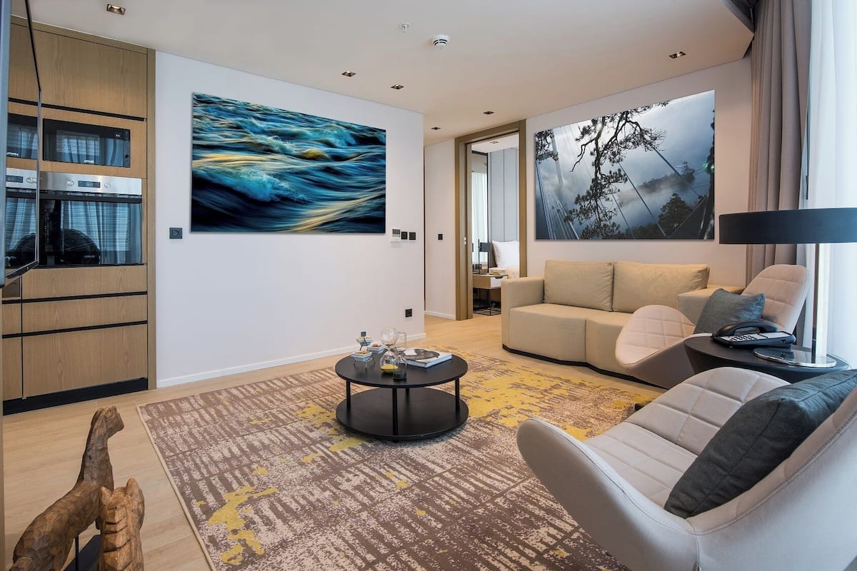 Leilighet, 2 soverom, byutsikt | Oppholdsområde | En 108-tommers LED-TV med Parabol-TV