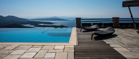 Piscine extérieure, piscine à débordement