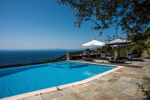 Una piscina al aire libre, una piscina infinita