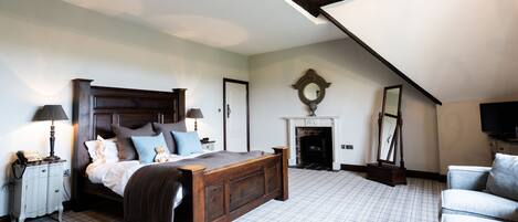 Camera familiare | Biancheria da letto di alta qualità, una scrivania, ferro/asse da stiro