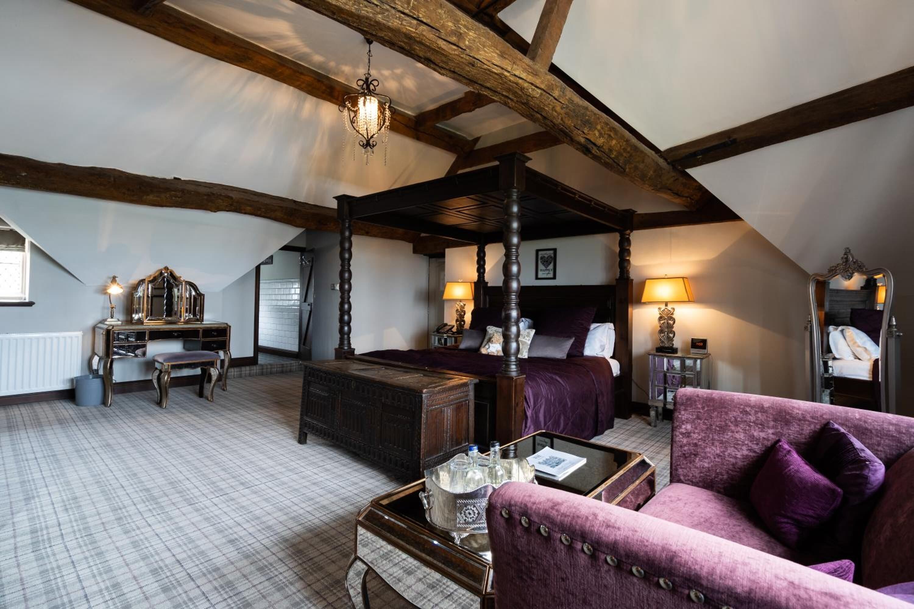 Roupas de cama premium, escrivaninha, ferros/tábuas de passar roupa