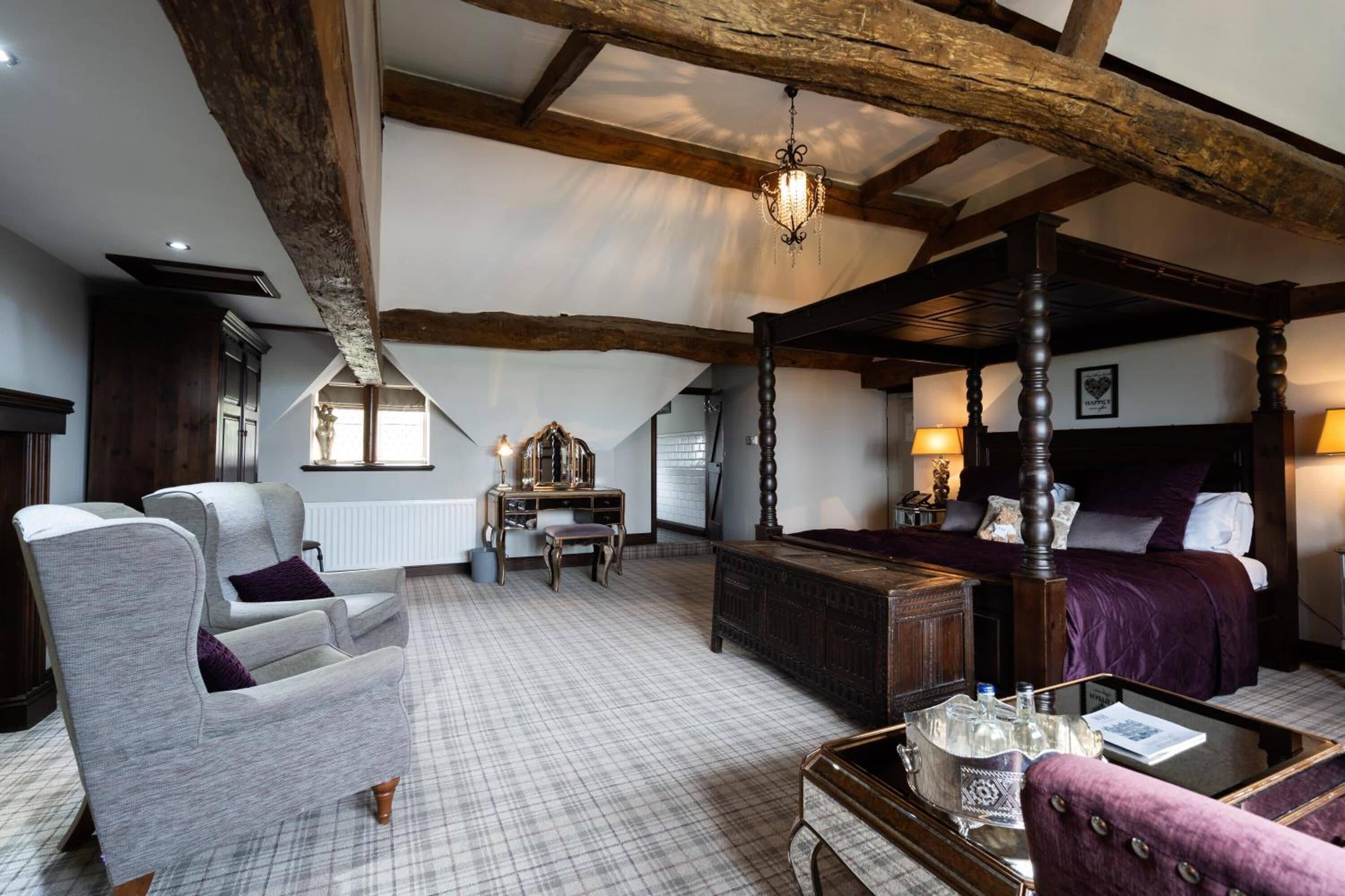 Bộ đồ giường cao cấp, bàn, bàn ủi/dụng cụ ủi quần áo 