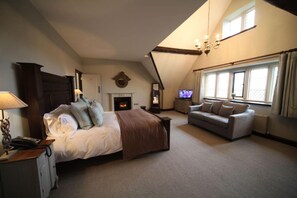 Hochwertige Bettwaren, Schreibtisch, Bügeleisen/Bügelbrett