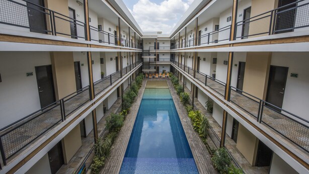A multi-level hotel with a central pool, balconies, and a clear sky. - Hotel Andiroba Palace (Tuxtla Gutierrez)
