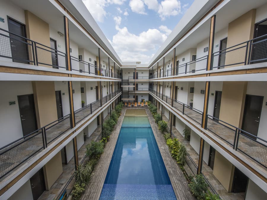 Kolam renang outdoor, dengan kursi berjemur