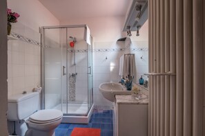 Apartamento, 2 quartos | Banheiro | Chuveiro, secador de cabelo, toalhas de banho 