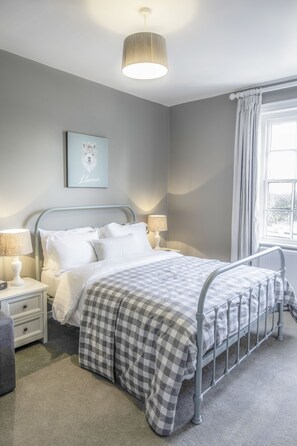 高級寝具、デスク、アイロン / アイロン台、WiFi (無料)