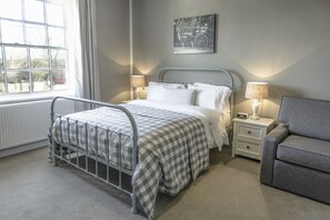 Family Room (Large) | Premium bedding, desk, iron/ironing board, free WiFi - Saracens Head (Stafford)