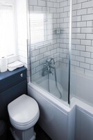 Ducha, artículos de higiene personal gratuitos y secador de pelo