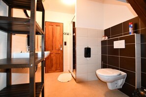 Kamer, op benedenverdieping | Badkamer | Een douche, een diep bad, gratis toiletartikelen, een haardroger