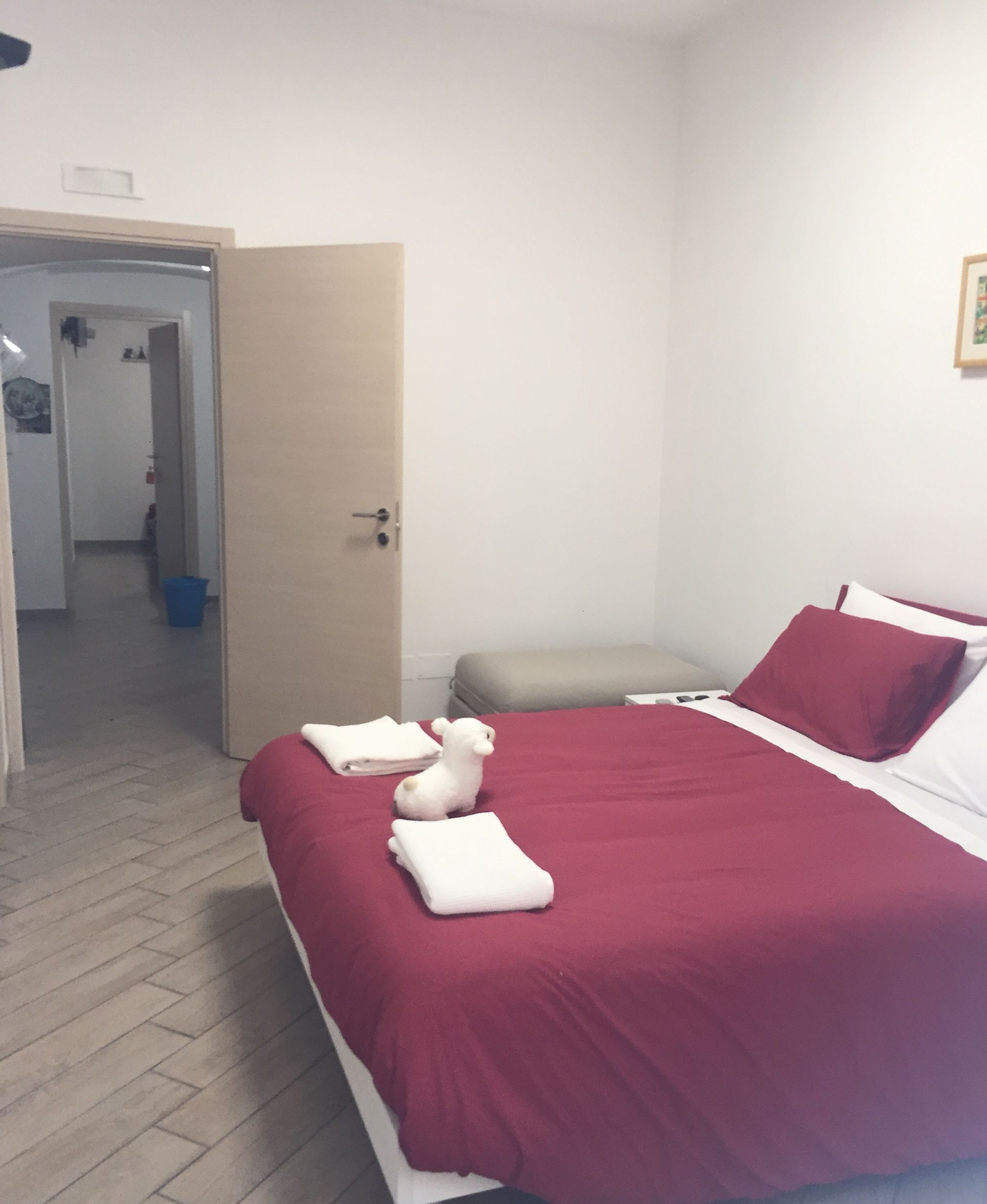 Ropa de cama de alta calidad y caja de seguridad en la habitación 