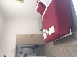 Habitación doble | Ropa de cama de alta calidad, caja fuerte, escritorio