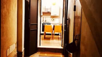 Fridge, coffee/tea maker