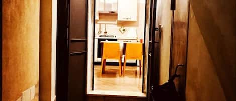 Fridge, coffee/tea maker