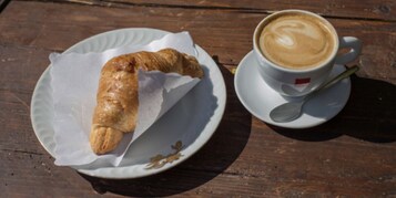 Una televisión de pantalla plana