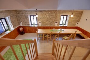 Alpehytte – comfort, 4 soverom, ikke-røyk, hageutsikt | Oppholdsområde | Flatskjerm-TV og peis