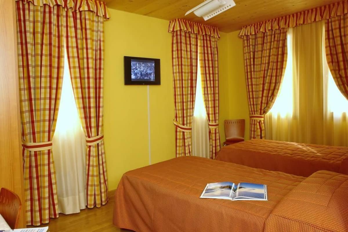 Double or Twin Room | Meja, kalis bunyi, Wi-fi percuma