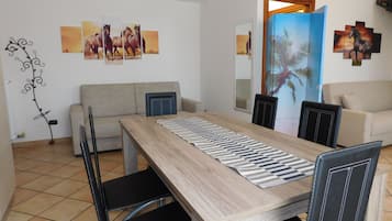 Alloggio Comfort su due livelli, 1 camera da letto | Area soggiorno | TV LED