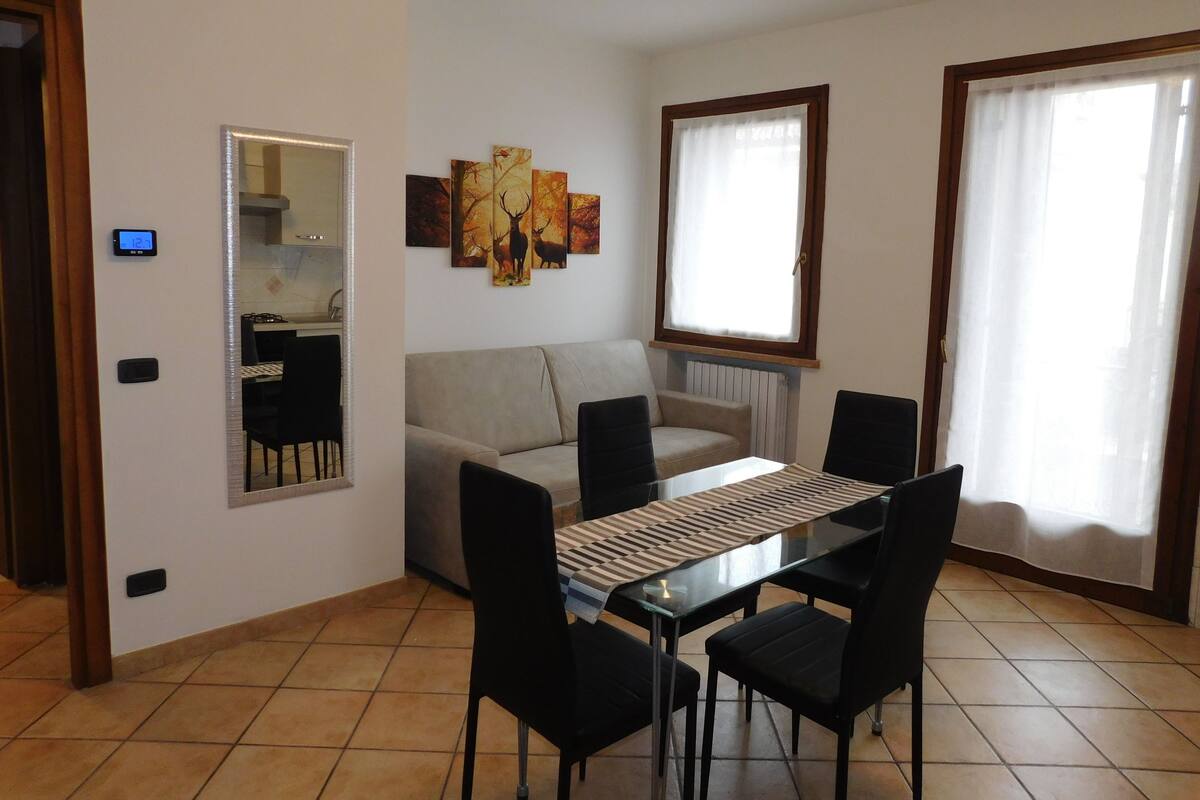 Eenvoudig appartement, 1 slaapkamer | Woonruimte | Een ledtelevisie