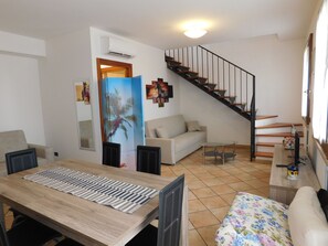 Dúplex Confort, 1 habitación | Área de sala de estar | Televisión LED 