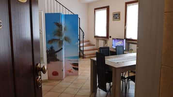 Alloggio Comfort su due livelli, 1 camera da letto | 1 camera, insonorizzazione, Wi-Fi gratuito, lenzuola