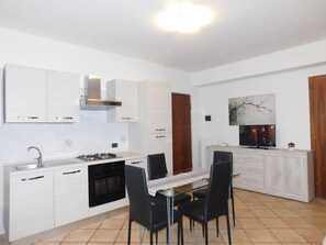 Eenvoudig appartement, 1 slaapkamer | Privékeuken | Een koelkast/vriezer, een magnetron, een oven, een kookplaat