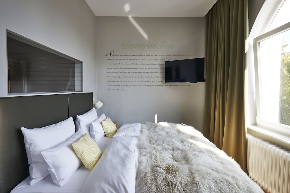 Superior Tek Büyük Yataklı Oda | Anti alerjik yatak takımı, odada kasa, ayrı ayrı dekore edilmiş, masa